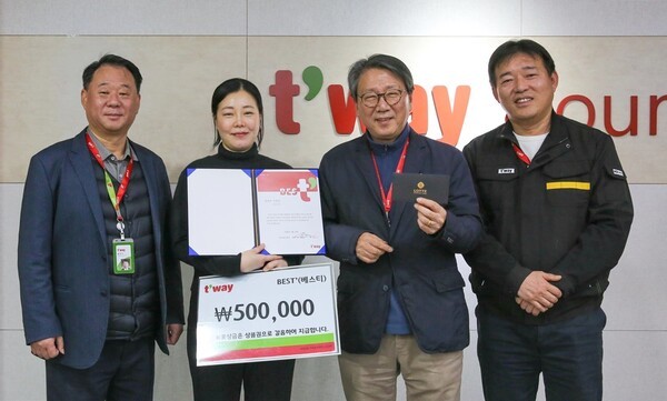 정홍근 티웨이항공 대표이사(우측에서 두 번째), 김형이 티웨이항공 경영본부장(우측에서 첫 번째), 황영조 티웨이항공 운송담당 상무(좌측에서 첫 번째), 송유미 티웨이항공 세부지점장(좌측에서 두 번째)[출처=티웨이항공]