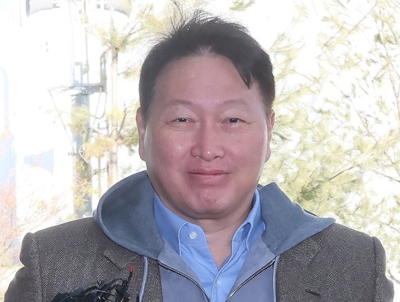 최태원 SK그룹 회장 겸 대한상공회의소 회장이 19일 미국 워싱턴DC 공식 방문을 위해 서울 강서구 서울김포비즈니스항공센터에 들어서고 있다. [출처=연합]