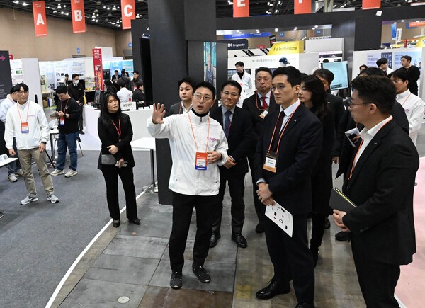 호반그룹 김대헌 기획총괄사장이 ‘2025 코리아빌드위크’ 부스를 둘러보고 있다.[출처=호반그룹]