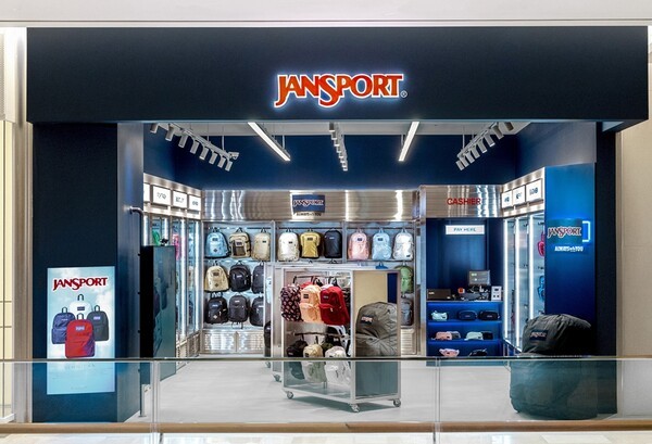 무신사트레이딩(MUSINSA TRADING)에서 공식 유통하는 글로벌 백팩 브랜드 ‘잔스포츠(JanSport)’가 롯데월드몰에 오프라인 매장을 새롭게 오픈했다. [출처=무신사]