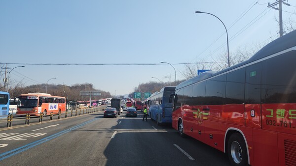 지난 11일 서울 양재동 현대차그룹 본사 헌릉로 양쪽에 현대제철 노조 버스들이 주차돼 교통혼잡을 초래했다. [출처=EBN]
