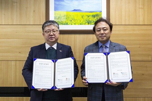 권택용 JDC 상임감사(왼쪽)와 김영창 한국관광공사 상임감사가 지난 13일 제주 영평동 소재 JDC에서 감사업무 역량 강화 및 투명성 제고를 위한 업무협약‘ 체결식에 참석해 기념촬영을 하고 있다. [출처=JDC]