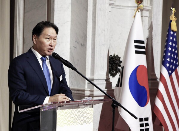 최태원 대한상의 회장이 19일(현지시간) 워싱턴 미국 의회 도서관의 토마스 제퍼슨 빌딩 그레이트홀에서 개최한 ‘Korea-US Business Night’에서 개회사를 하고 있다. [출처=대한상의]