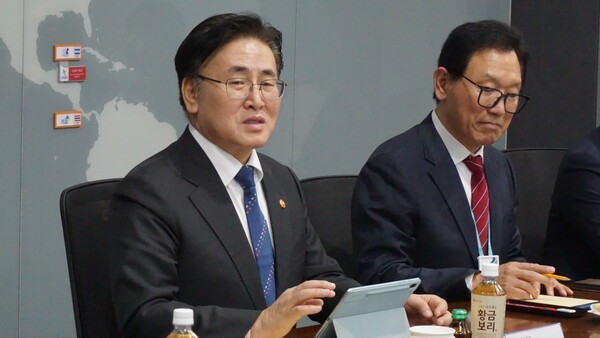 유상임 과학기술정보통신부 장관(사진 완쪽) [출처=과학기술정보통신부]