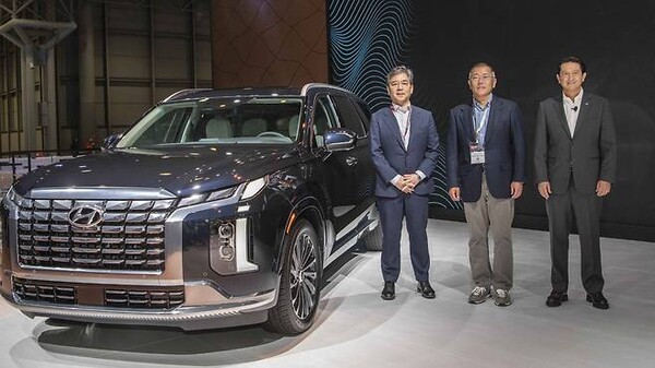 정의선(가운데) 현대차그룹 회장, 장재훈 부회장, 호세 무뇨스 사장 [출처=현대자동차]