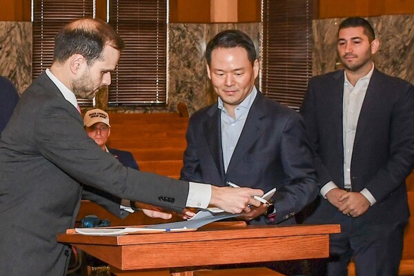 허진수 SPC그룹 사장(가운데)이 지난달 27일(현지시각) 미국 텍사스주 존슨 카운티(Johnson County) 지방법원에서 열린 파리바게뜨 제빵공장 투자 인센티브 조인식에 참석해 서명을 하고 있다. [출처=SPC그룹]