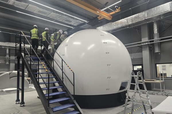 CJ대한통운이 폴란드 민스크 마조비에츠키 공군기지로 운송한 시뮬레이터의 화물 상태를 점검하고 있다. [출처=CJ대한통운]