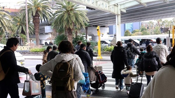 중국 정부가 외국계 기업과 민영 기업에 대한 규제를 완화하는 경기 부양책을 발표한 데 더해 ‘한한령(限韓令·한류 제한령)’ 해제 가능성이 수면 위로 떠오르면서 국내 식품업계가 기대감을 내비치고 있다. 최근 제주를 찾은 중국인 관광객들이 제주국제공항 터미널을 빠져나가고 있다. [출처=연합뉴스]