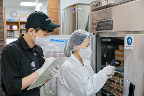 스타벅스코리아는 식약처 주관 음식점 위생등급제 인증을 받은 매장이 전체 매장의 97%를 차지했으며, 이 가운데 99.2%가 최고 등급인 ‘매우 우수’를 취득했다. [출처=스타벅스코리아]