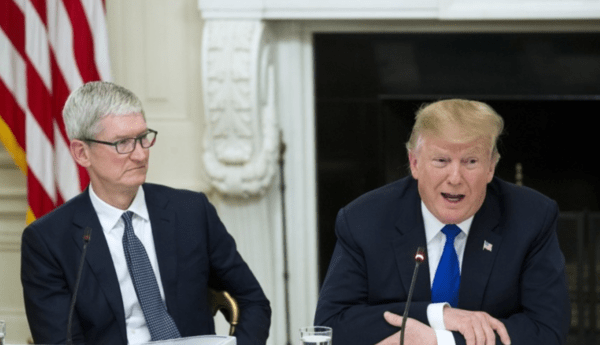 (왼쪽부터)팀 쿡 애플 최고경영자(CEO)와 도널드 트럼프 미국 대통령. [출처=연합뉴스]