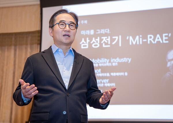 장덕현 삼성전기 사장이 CES 2025 미디어 간담회에서 발표하고 있다. [출처=삼성전기]