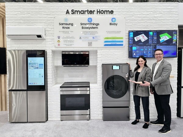 삼성전자 직원이 KBIS 2025에서 차별화된 AI 연결경험을 제공하는 비스포크 가전을 소개하고있다. [출처=삼성전자]