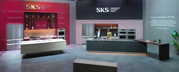 모델들이 초(超)프리미엄 빌트인 가전 ‘SKS’를 체험하고 있다. [출처=LG전자]