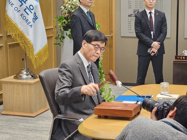 이창용 한국은행 총재가 25일 서울 중구 한은에서 열린 금융통화위원회 통화정책방향 회의에서 의사봉을 두드리고 있다.[사진=류용환 기자]