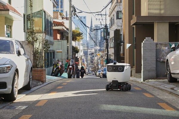 서울 강남구 역삼동 일대에서 배달 업무를 수행 중인 딜리가 B마트 PPC에서 상품을 적재 후 배달 목적지까지 이동하고 있다. [출처=우아한형제들]