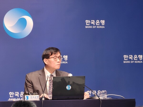 25일 서울 중구 한국은행에서 진행된 기자간담회에서 이창용 한은 총재가 질의응답을 받고 있다. [사진=류용환 기자]