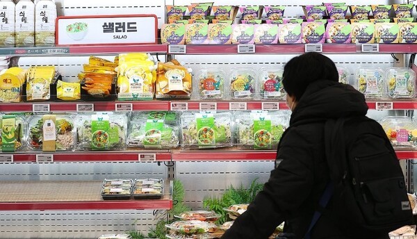 ‘저속노화’ 인기가 그칠 기미가 보이지 않는 가운데 한 소비자가 지난 24일 서울의 한 대형마트에서 샐러드 등 식단 관리에 도움이 되는 제품들을 살펴보고 있다. [출처=연합뉴스]