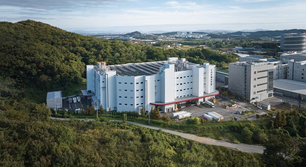 글로벌 화장품 연구·개발·생산(ODM) 기업 코스맥스가 연간 매출 2조 원을 돌파하며 글로벌 업계 1위 굳히기에 나섰다. [출처=코스맥스]