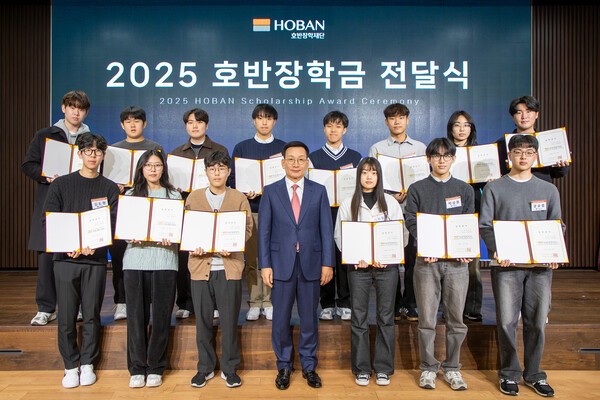 호반장학재단, 2025 호반장학금 전달식 기념사진.(가운데)김상열 호반장학재단 이사장[출처=호반그룹]