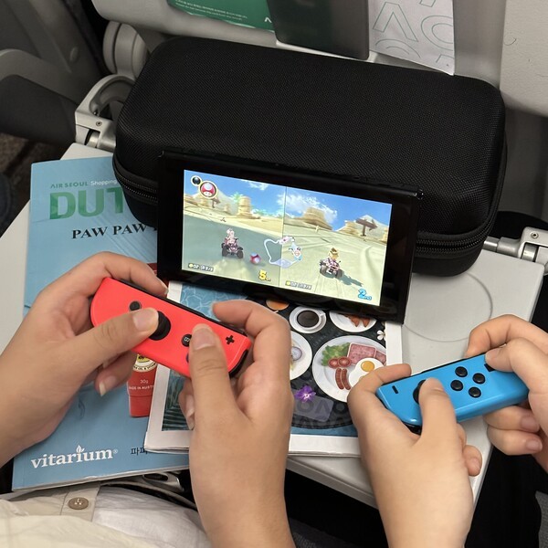 에어서울  승객이 기내에서 닌텐도 스위치를 사용하고 있다.[출처=에어서울]