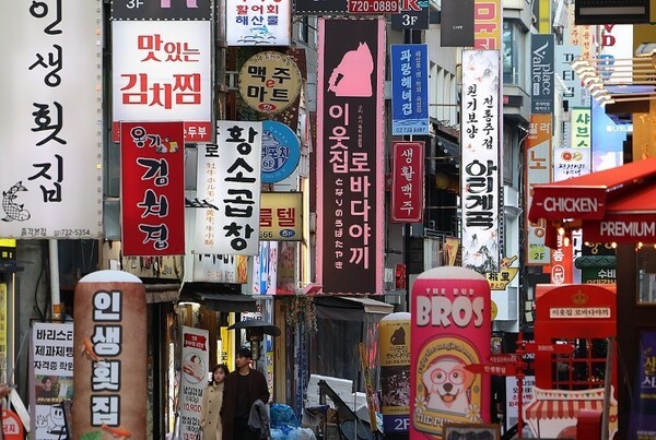 경기 침체 장기화의 여파로 소상공인의 인건비 부담이 가중되면서 중소 개인사업자 사업장 1곳당 평균 1.8명의 직원을 고용 중이라는 조사 결과가 나왔다. [출처=연합]