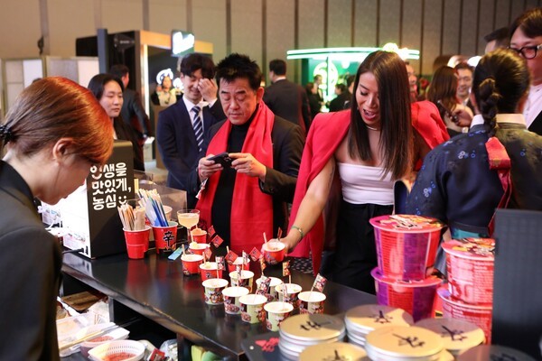 ‘2024년 아시아 50 베스트 레스토랑’ 신라면 시식 현장 모습. [출처=농심]