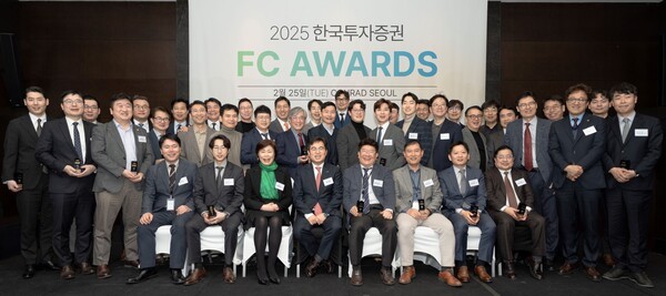 박재현 개인고객그룹장(앞줄 왼쪽에서 4번째)과 한국투자증권 FC들이 25일 열린 행사에서 기념사진을 촬영하고 있다. [출처= 한국투자증권]