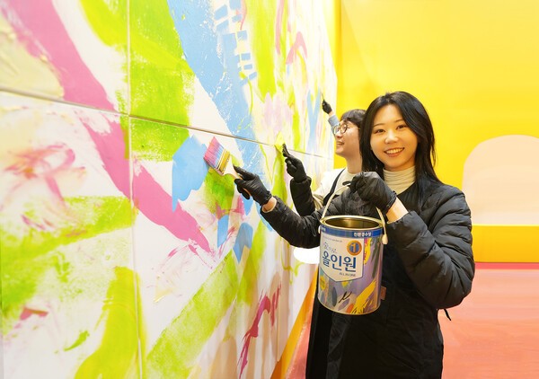 KCC가 키뮤스튜디오, 디자인하우스와 손잡고 오는 3월 2일까지 서울 코엑스에서 열리는 ‘2025 서울리빙디자인페어’ ESG특별관에서 ‘1000 프로젝트’를 진행한다. [출처=KCC]