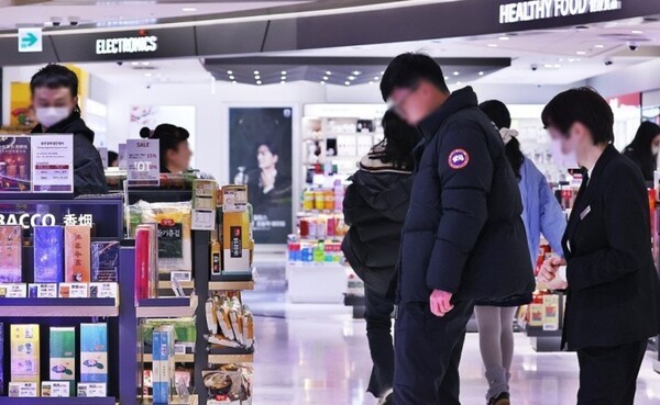 정부가 해외 여행객의 면세 주류 구매에 대한 병 수 제한을 폐지하기로 결정했다. [출처=연합]