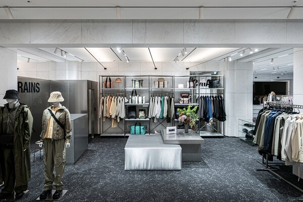 에스제이그룹이 독점 유통하는 덴마크 의류 브랜드 ‘레인스(RAINS)’가 국내 세번째 팝업으로 압구정 갤러리아 매장을 오픈했다. [출처=SJ그룹]