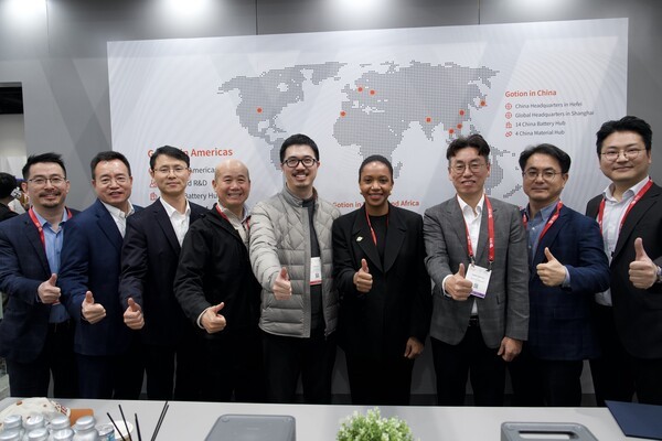 이상민 SKIET 사장(오른쪽에서 세번째)이 고션 경영층과 26일(현지시각) 미국 샌디에이고에서 ‘북미·유럽 지역 내 전기차·ESS 배터리 분리막 공급 등 협력 강화 MOU’를 체결한 뒤 기념 촬영을 하고 있다. [출처=SK아이이테크놀로지]