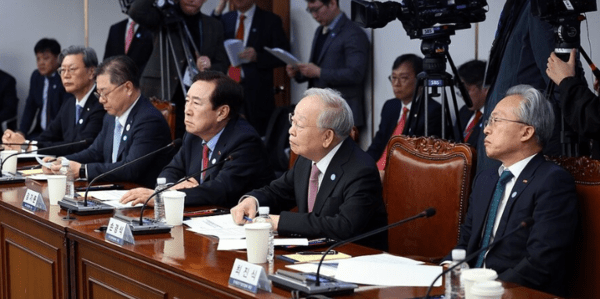 경제단체 대표자들이 서울 마포구 한국경영자총협회(경총)에서 열린 민생경제점검회의에서 정부 측 발언을 듣고 있다. [출처=연합]