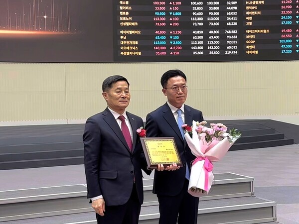 27일 오전 한국거래소 서울사옥에서 열린 공시우수법인 시상식에 배기락 SK이노베이션 재무기획실장(사진 오른쪽)이 표창패를 수여 받고 양태영 한국거래소 유가증권시장본부장(사진 왼쪽)과 기념 촬영을 하고 있다. [출처=SK이노베이션]