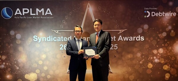 주명 한국투자증권 홍콩법인장(왼쪽)과 김주영 글로벌FI 팀장이 26일 홍콩에서 열린 'APLMA Syndicated Loan Market Award’에서 기념사진을 촬영하고 있다. [출처= 한국투자증권]