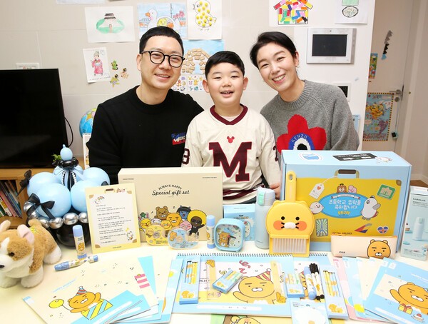 아시아나항공이 초등학교 입학을 앞둔 직원 자녀들에게 축하선물을 전달했다. [출처=아시아나항공]