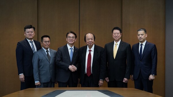 정준호 대표이사(왼쪽에서 세번째), 마야파다그룹 Tahir회장(왼쪽에서 네번째)이 협력을 약속하고 기념촬영을 하고 있다.[출처= SK증권]