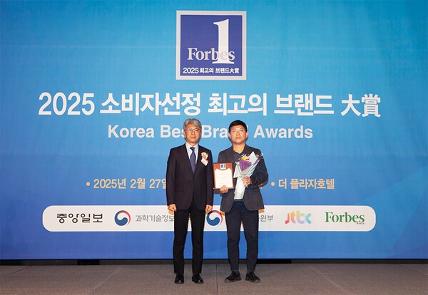 최성민 모두투어 운영지원본부장(오른쪽)이 지난 27일 서울 중구 소재 더 플라자 호텔에서 실시된 ‘2025 소비자 선정 최고의 브랜드 대상’ 시상식에 참석해 기념촬영을 하고 있다. [출처=모두투어]