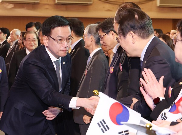 최상목 대통령 권한대행 부총리 겸 기획재정부 장관이 1일 서울 중구 숭의여자대학교에서 열린 제106주년 3ㆍ1절 기념식에서 더불어민주당 이재명 대표와 인사하고 있다. [제공=연합]