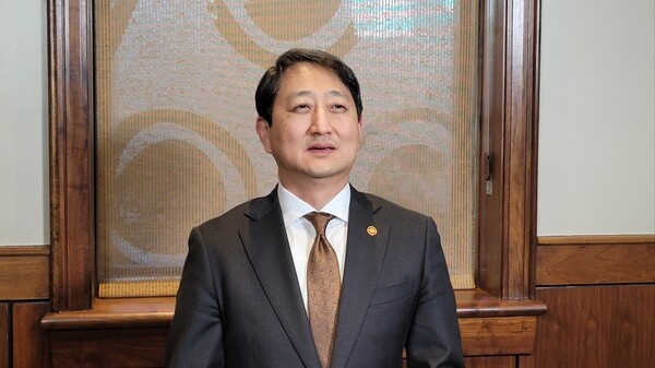 미국을 방문한 안덕근 산업통상자원부 장관이 28일(현지시간) 워싱턴DC 인근 식당에서 특파원단과 간담회를 하고 있다. [제공=연합]
