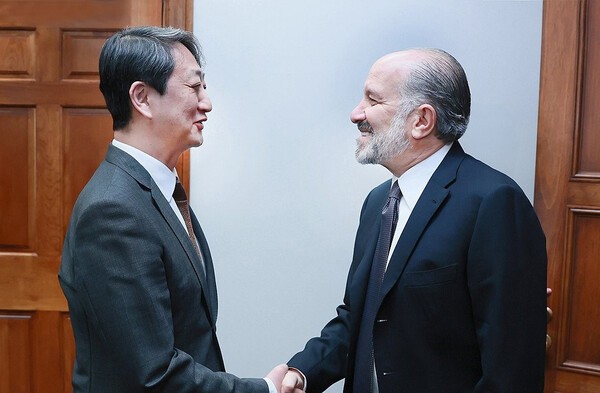 안덕근 산업통상자원부 장관이 27일(현지시간) 미국 워싱턴 D.C. 상무부 회의실에서 하워드 러트닉 상무부 장관과 악수하고 있다.[출처=산통부 ]