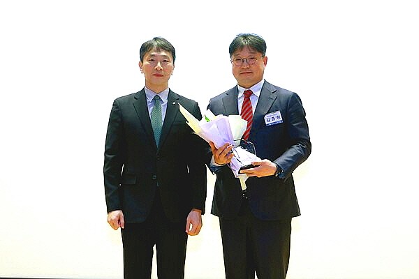김중현(오른쪽) 메리츠화재 대표이사가 이복현 금융감독원장과 기념촬영을 하고 있다. [출처=메리츠화재 ]