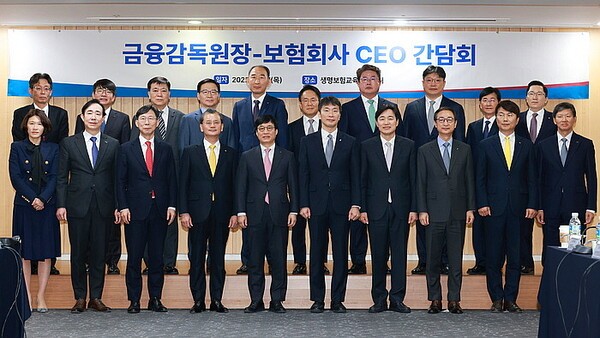 이복현 원장은 지난달 27일 서울 광화문 생명보험교육문화센터에서 생명·손해보험협회장 및 16개 주요 보험사 최고경영자(CEO) 간담회 를 개최했다.(앞줄 왼쪽부터) 조지은 라이나생명 대표이사, 조대규 교보생명 대표이사, 홍원학 삼성생명 대표이사, 여승주 한화생명 대표이사, 김철주 생명보험협회장, 이복현 금융감독원장, 이병래 손해보험협회장, 조용일 현대해상 대표이사, 구본욱 KB손보 대표이사, 원종규 코리안리 대표이사 [출처=금융감독원 ]