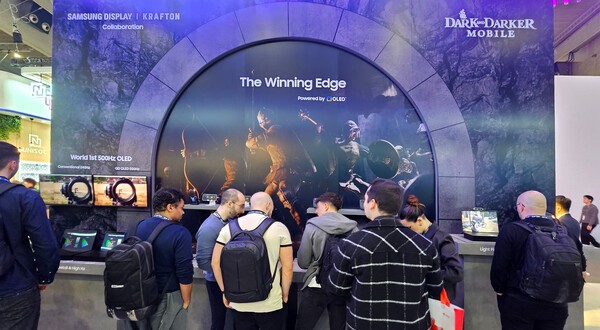 'MWC 2025' 삼성디스플레이 부스 '다크앤다커 모바일' 체험존을 가득 메운 관람객들의 모습. [출처=삼성디스플레이]