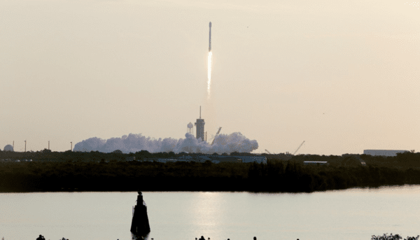 지난 2022년 5월 18일(현지시간) 미국 플로리다주 케이프커내버럴에서 스페이스X의 '팰컨 9' 로켓이 스타링크 위성인터넷 서비스용 인공위성 53기를 싣고 발사되는 모습. [출처=연합뉴스]