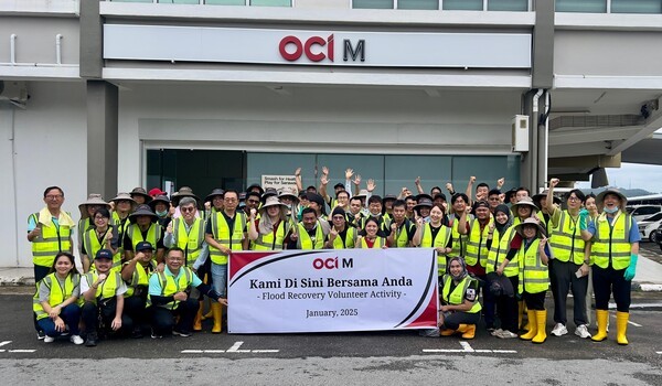 OCI그룹 임직원 100여명이 말레이시아 빈툴루 수해복구 현장에서 기념촬영을 하고 있다 [출처=OCI홀딩스]