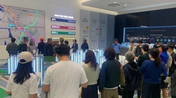 래미안 송도역 센트리폴 견본주택을 찾은 방문객들.[출처=EBN]