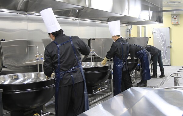 CJ프레시웨이가 노인요양시설 이동급식 전문 기업 ‘서진푸드’와 함께 대형 조리시설을 조성했다. [출처=CJ프레시웨이]