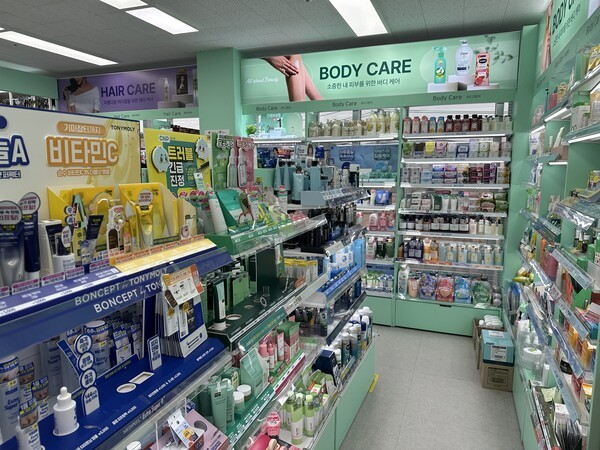 제약사들이 기존에 판매하던 화장품 진열대 모습. [제공=김창권 기자]