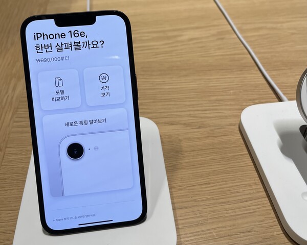 잠실 애플스토어에 전시된 16e 모델.[출처=김신혜 기자]