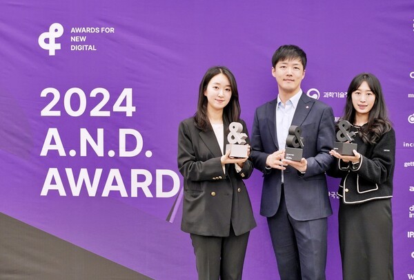 롯데웰푸드 이승기 매니저(가운데)를 비롯한 담당자들이 수상 기념사진을 촬영하고 있다. [출처=롯데웰푸드]